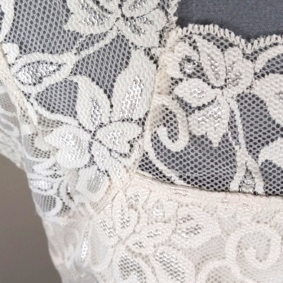 Woman's Size Large/Med Irovy Lace Top with Cap sleeves. - Picture 6 of 8